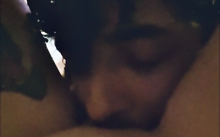 MackAndDes: Told Des Sedí a Relaxuje - Mack miluje lízání kundičky