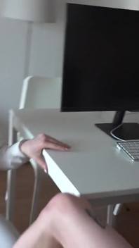 Zrzavá sekretářka se sexy potetovaným tělem si nechá olízat nohy svým kolegou