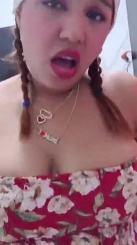 热辣继母在圣诞节期间射在她的继子鸡巴上