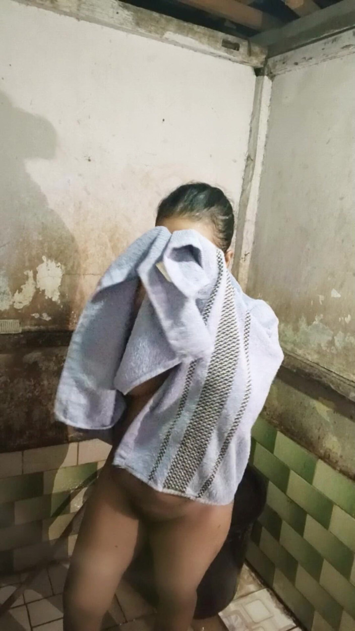 Rania: Viděl jsem nevlastní švagrovou ve sprše při masturbaci