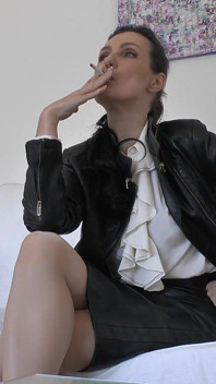 Dominatrice en cuir, pause cigarette, partie 6, Lady Victoria Valente