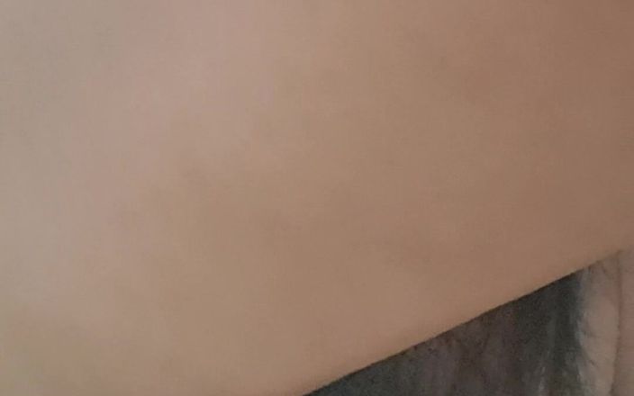 Mommy big hairy pussy: Zralá MILFka si dává robertek do vagíny