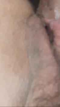 Primo piano pov di un clitoride gigante che viene battuto sulla testa dalle palle di mio marito.