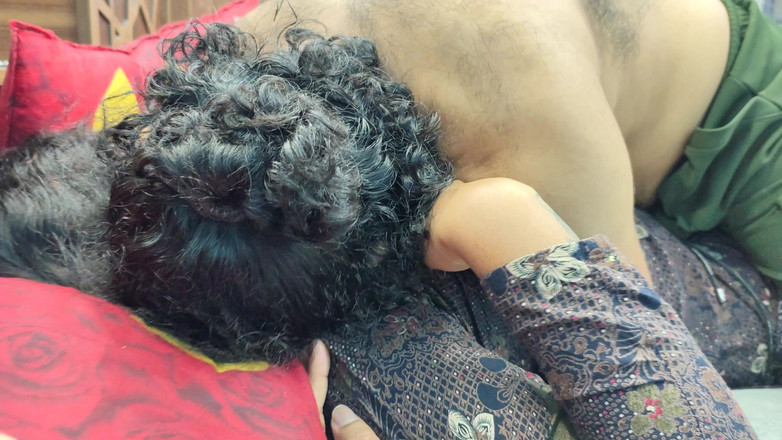 Vaigavarun45: 남편이 집에 없는 동안 의붓형제와 남편과 하드코어 섹스를 즐기는 배다른 여동생