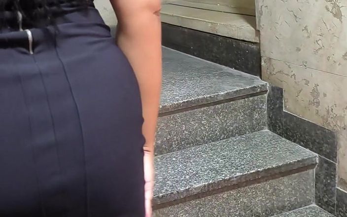 Nurseblack: La traditrice sposata meek traditrice sulle scale dell'edificio del suo...
