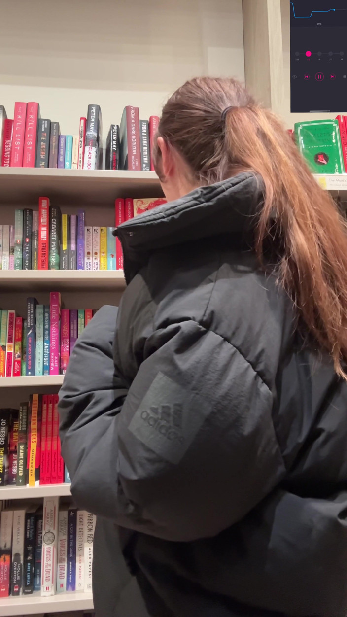 Nadia Foxx: Покупки книг з моїм вібратором в! Сподіваюся, я не кінчаю занадто голосно!