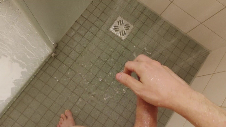 Bayer911: 在我淋浴的玻璃杯上撒尿和射精