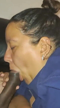 Sucer lécher une grosse bite noire gémit en gémissant