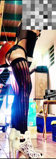 Transgender seksi dalam stoking hitam menunggang dildo dubur di dinding
