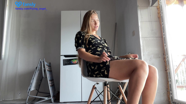 Stacy_via: 庭師を誘惑する。マスターベーションとスカート。彼が私をじっと見てる!