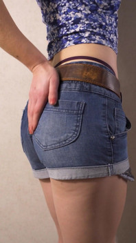 Amatör MILF i tighta Jean shorts retar hennes valsvans G strängar