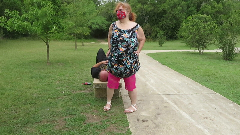 BBW nurse Vicki adventures with friends: Cara de banco do parque sentada na minha renda rosa