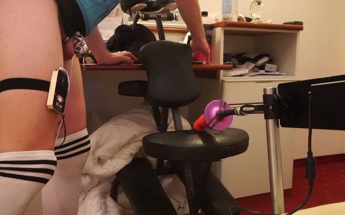 Chastitybeltboy: Lelaki Pondan dalam kesucian &amp; mesin kongkek estim