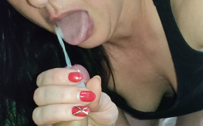 Winonna8: Amatérská zralá MILFka miluje sát ptáka, dokud se jí nevystříká...