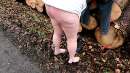 Menampar vaginanya di hutan