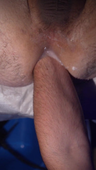 Hombre heterosexual mete el puño en mi agujero hambriento