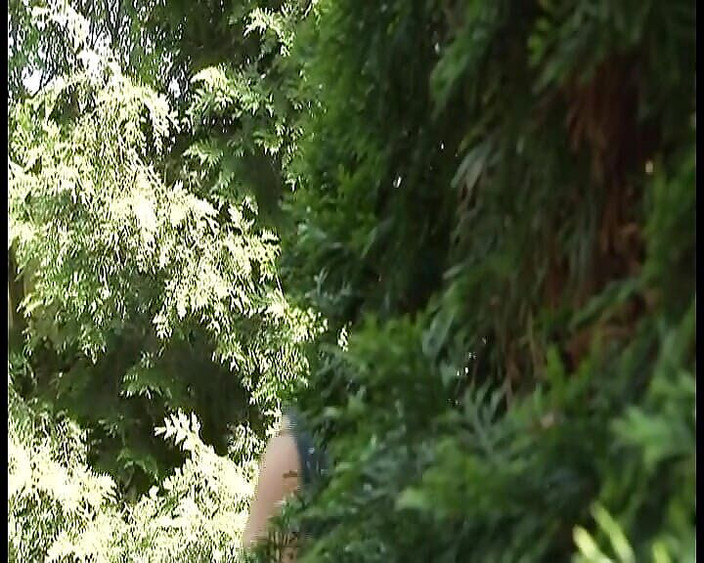 Deutsche XXX Filme: Vynikající německá holka jezdí na čůrákovi na dvorku