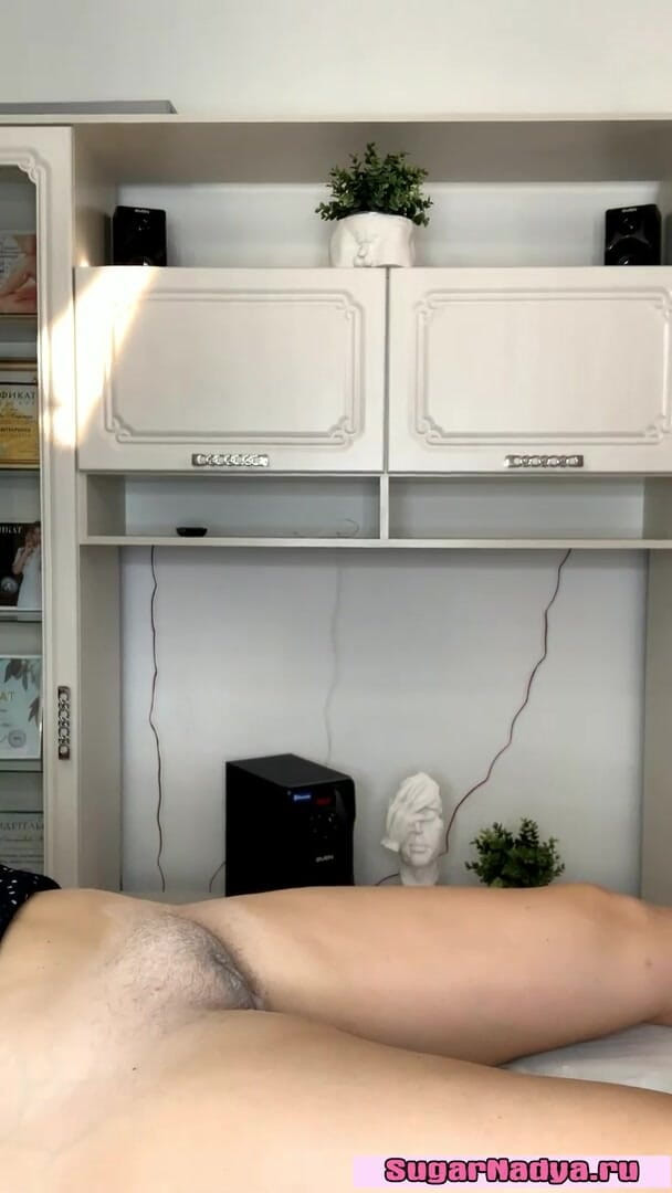 SugarNadya: Gadis dengan kaki jenlap ini lagi waxing memeknya sampai dalam...