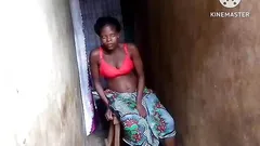 Negra africana folla tímida chica del pueblo