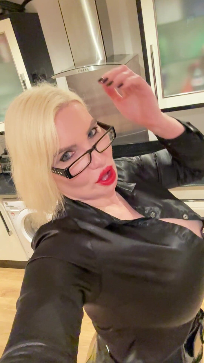 Sophie James: Vineri, 13- norocos pentru mine, fundul complet transparent prin chiloți