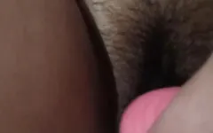 Eu esfrego o vibrador na minha buceta virgem imaginando um pau de verdade