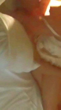 欲求不満な浮気妻、ホテルでセックス、オーガズム、そして深い中出しが彼女のきつい膣で