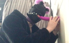 KezzaFurCoat: Experimentando meus novos brinquedos com meu casaco de pele preto...