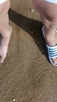 Picioare și Marea Extra Slowmotion - Un picior desculț și picior în slide - Picioare grozave în mare