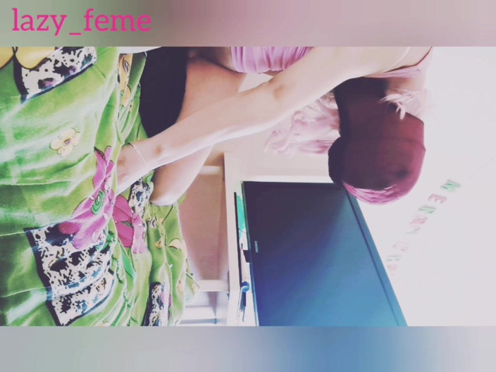 Lazyfeme: Sissy effeminato fa sesso con un enorme giocattolo da panda