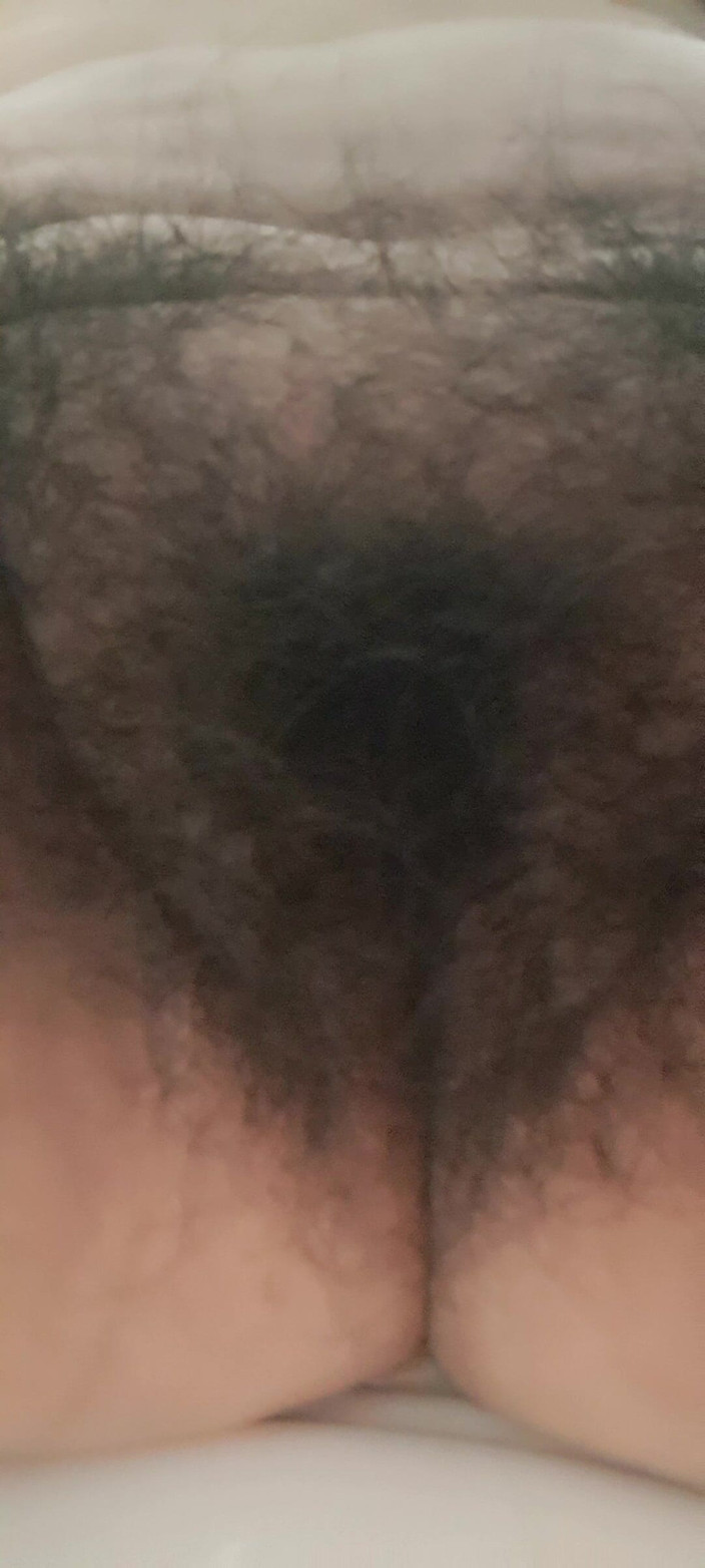 Mommy big hairy pussy: Ibu tiri matang berbogel dengan pepeknya yang sedap