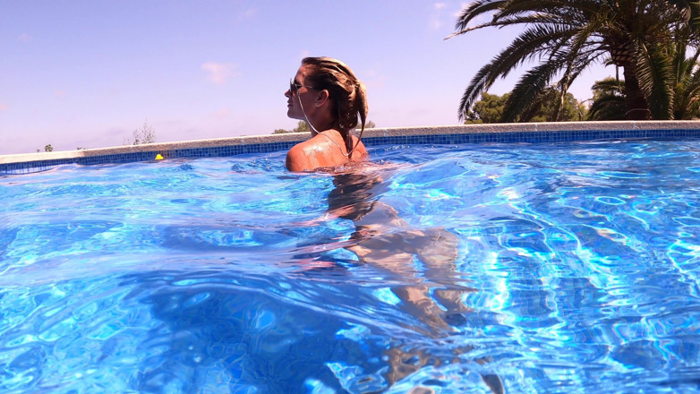 Europe MILFs Outdoor: Tante semok rambut pirang lagi asik ngentot kontol liar di...