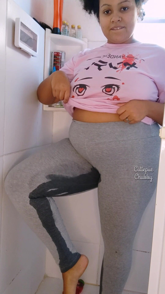 Cutiepiie Chubby: BBW Ebony Peeing on Leggings