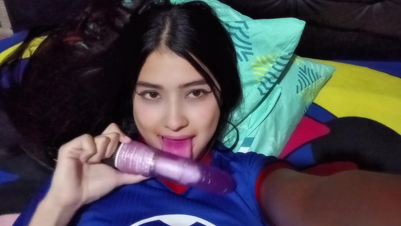 Yuli and tony: Aku setuju untuk berbagi kamar dengan saudara tiriku dan kami...