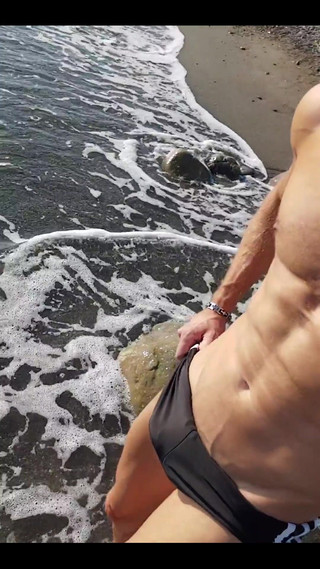 Boy jerking off: Poranny spacer na plaży