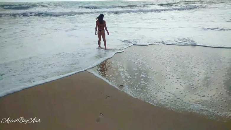April BigAss: Minum Kencing di Pantai dan Jalan