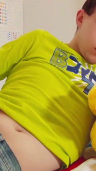 Ragazzo arrapato si masturba dopo le lezioni