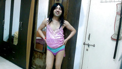 Cute & Nude Crossdresser: 热辣甜美的娘娘腔变装者femboy Sweet Lollipop穿着缎面粉色睡衣。