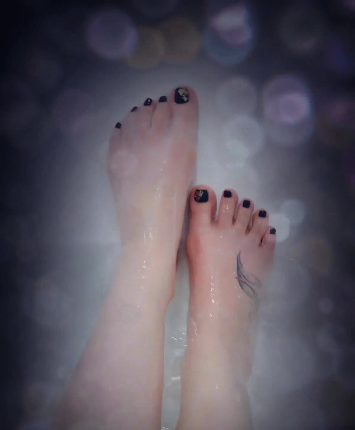 Goddess Misha Goldy: Waktunya mandi, fetish kaki