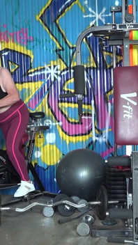 Tantejudys - 71-jährige Vollbusige Blonde Oma Elle Schweißt Im Fitnessstudio
