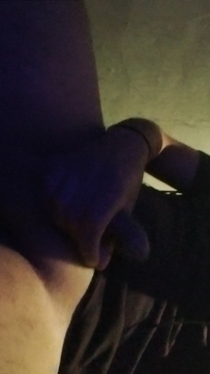 AlexAlejandro13: Vorrei che toccassi i miei testicoli e il mio pene