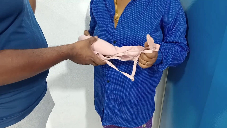 Veni: Un frate vitreg care și-a înfășurat sora vitregă în dulapul său În căutarea sutienului...