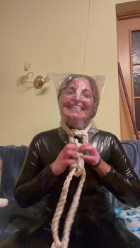 2 costume de latex și 5 minute în pungă de plastic