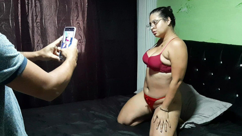 Carlo: Mon Demi-frère M’aide À Prendre Des Photos Sexy Et À La Fin...