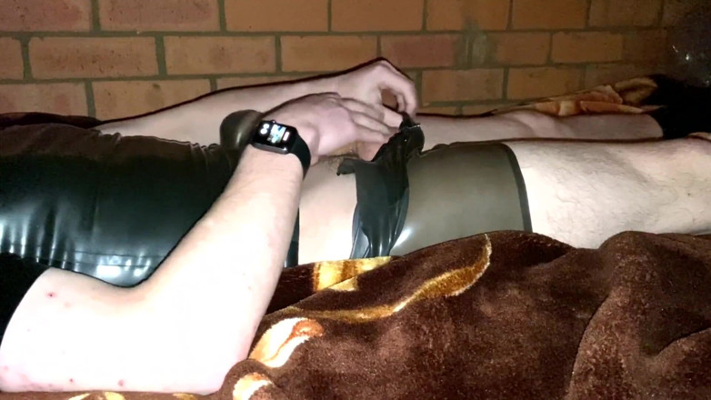 Aussie bi boy: Прозрачный TPE Fleshlight дрочит и кончает в латексе на комбайне