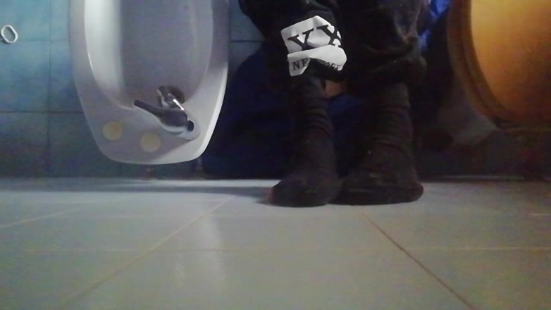 Culopeke: Guy tied her legs and opens her tight ass