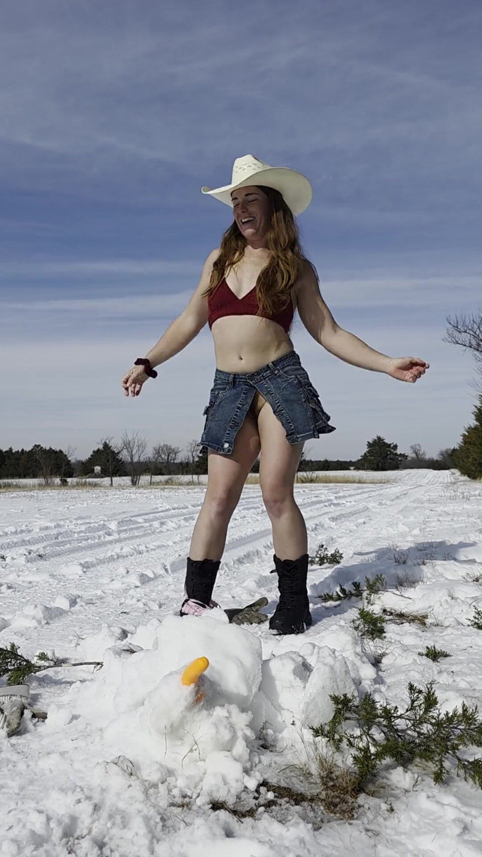 NaughtyRedFarmgirl: Zrzka šuká tvář Sněhuláka Frostyho