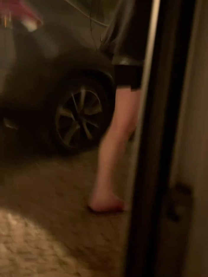 AmateurBoysPissing: Nachytal jsem tohoto chlapce, jak chčije před mým oknem