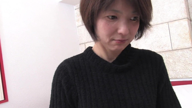 Asian threesomes: Dolce miLF giapponese prende due cazzi duri
