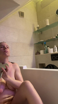 Büyük Göğüsler ve Sert Meme Uçları