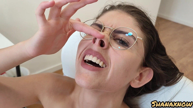 Shanaxnow: Snot Fetiš kýchání nosem, hraní kouření lízání mých prsou